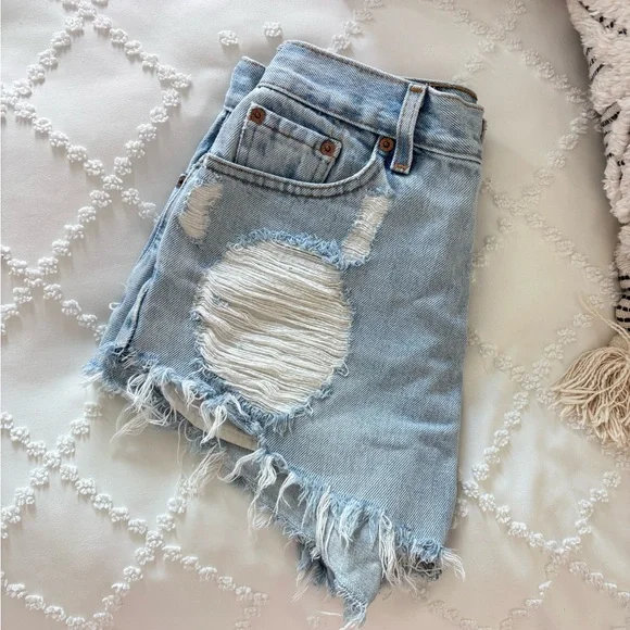 LEVIs Distressed Shorts - Picture 8 of 10